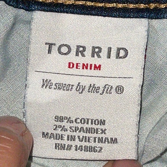 TORRID RAW HEM STRETCH DENIM SHORTS SIZE 18. - Picture 10 of 12
